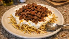 Kıymalı Çökertme Kebabı: kibrit patates, sarımsaklı yoğurt ve baharatlı kıyma