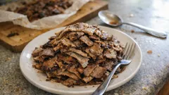 Yağlı kâğıtta kıymadan yaprak döner: fırında incecik açıp 30 dakikada hazırlayın