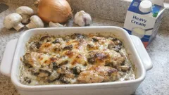 Az malzemeyle yoğun lezzet: kremalı tavuklu mantarlı güveç tarifi