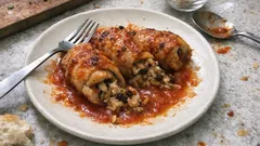 Misafir sofralarına çok yakışan Piliç Topkapı: iç pilavlı tavuk sarma tarifi